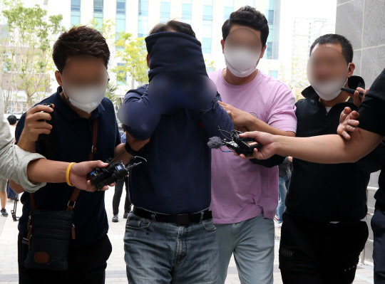 알고 지내던 30대 여성을 살해해 유기한 혐의로 구속된 A(69)씨가 2일 오후 전북 완주경찰서에서 전주지검으로 이송되고 있다.   연합뉴스